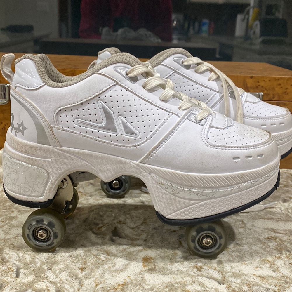 Convertible roller skates 🛼 size 3.5 girls
